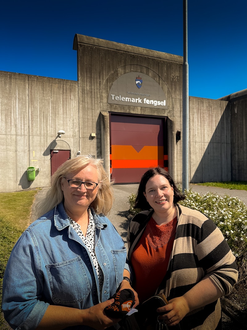 Tone Brekka og Camilla Rindahl utenfor Telemark fengsel