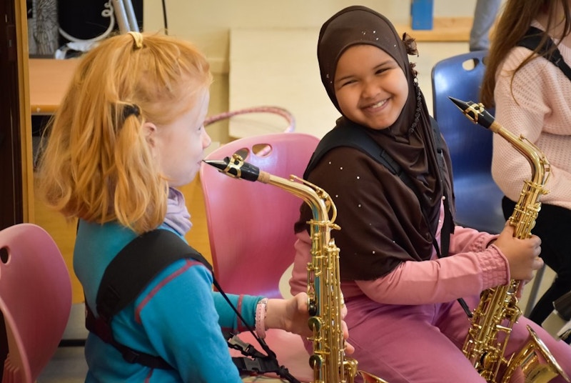 To blide jenter med saksofoner i klassekorps Ringerike 2019